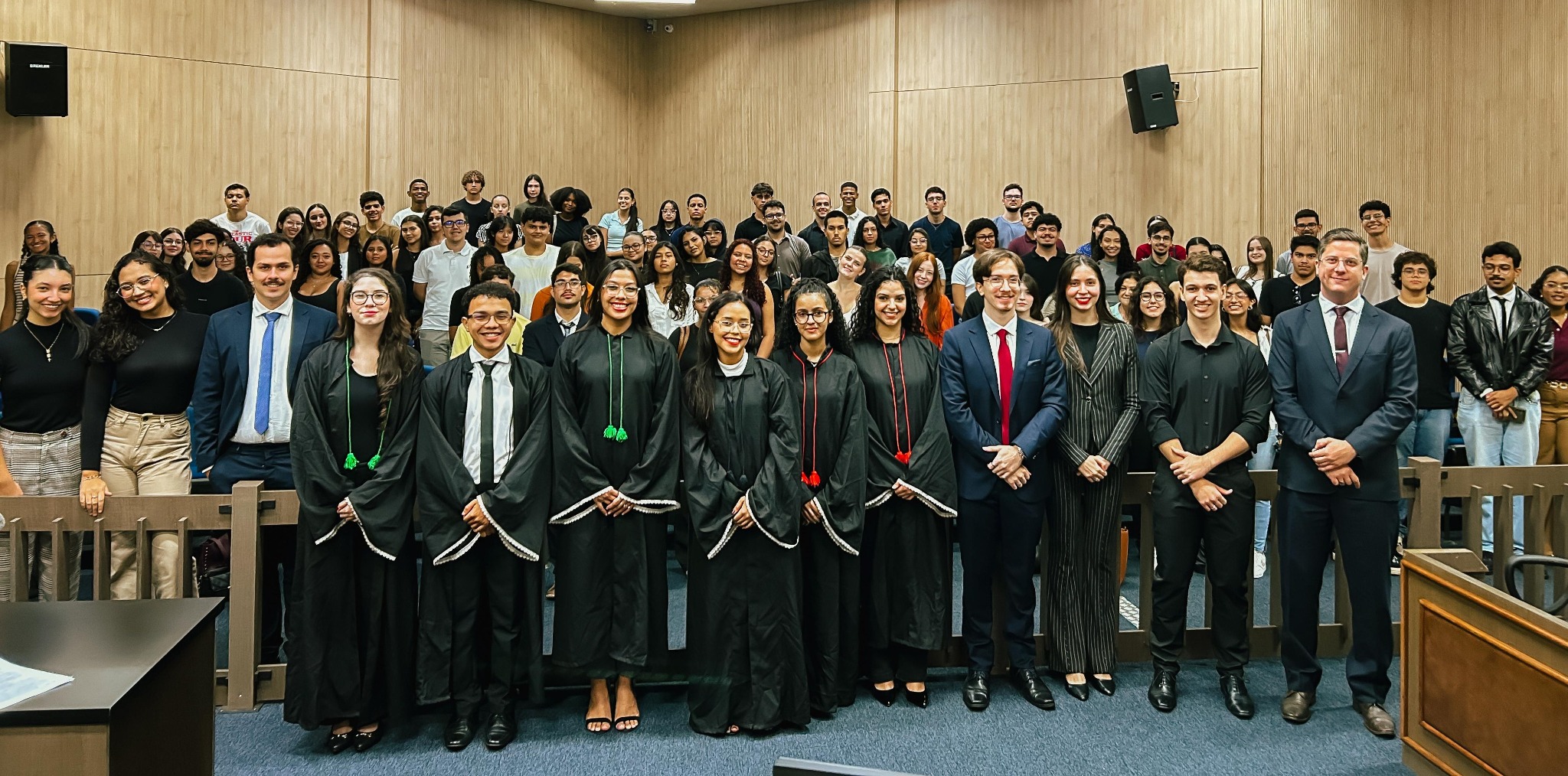 Calouros, veteranos e integrantes da comunidade acadêmica reunidos após o Júri Simulado de 2026.1