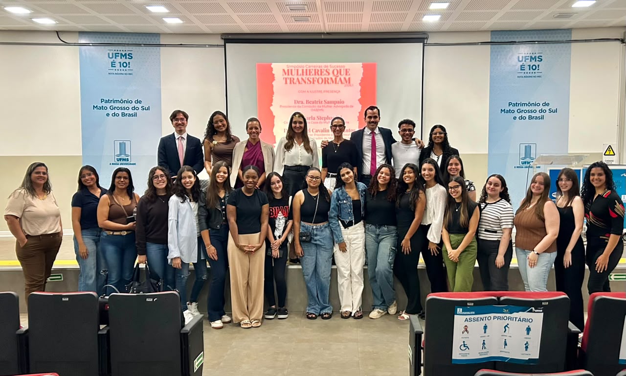 Participantes do simpósio Mulheres que Transformam reunidas na UFMS