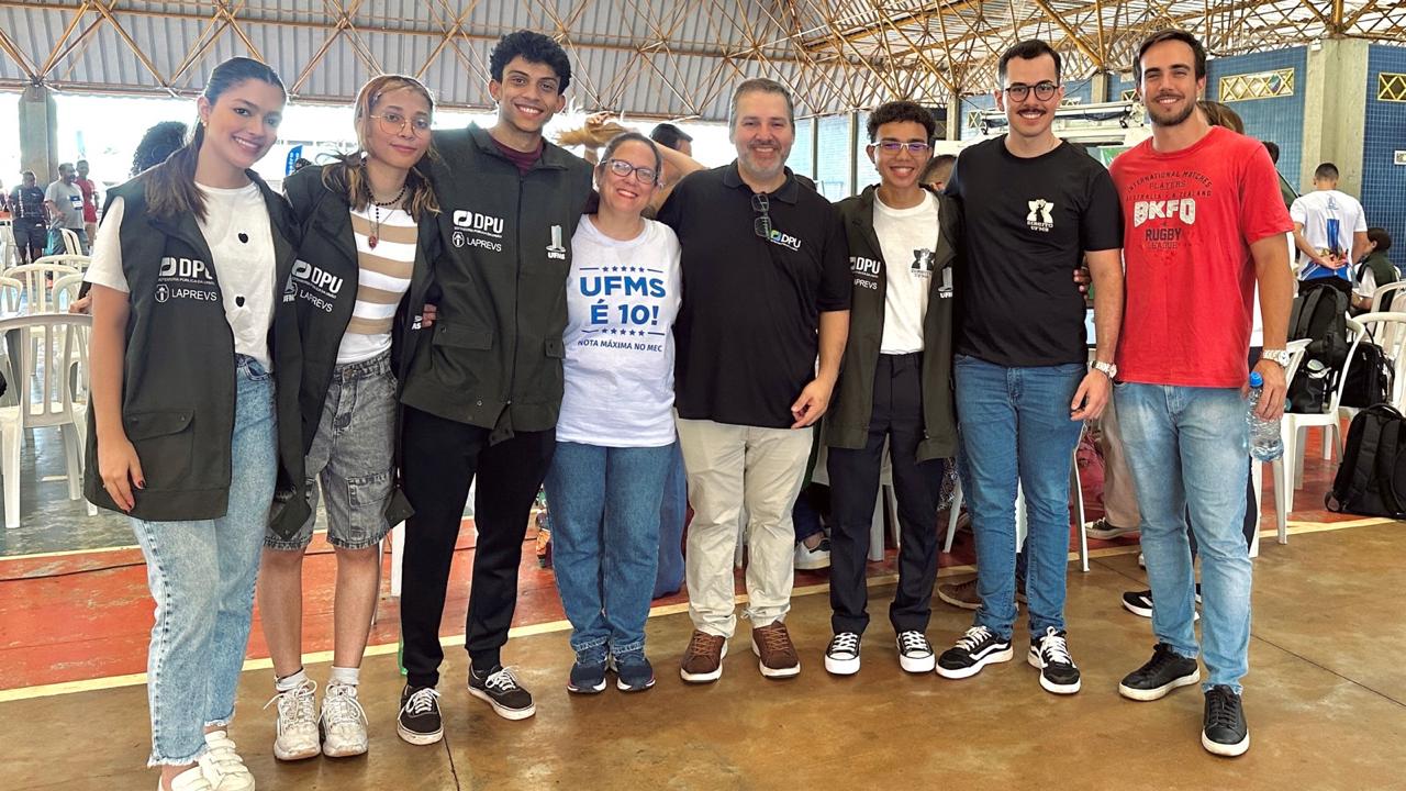 Estudantes e colaboradores durante o Pop Rua Jud com a DPU e a UFMS